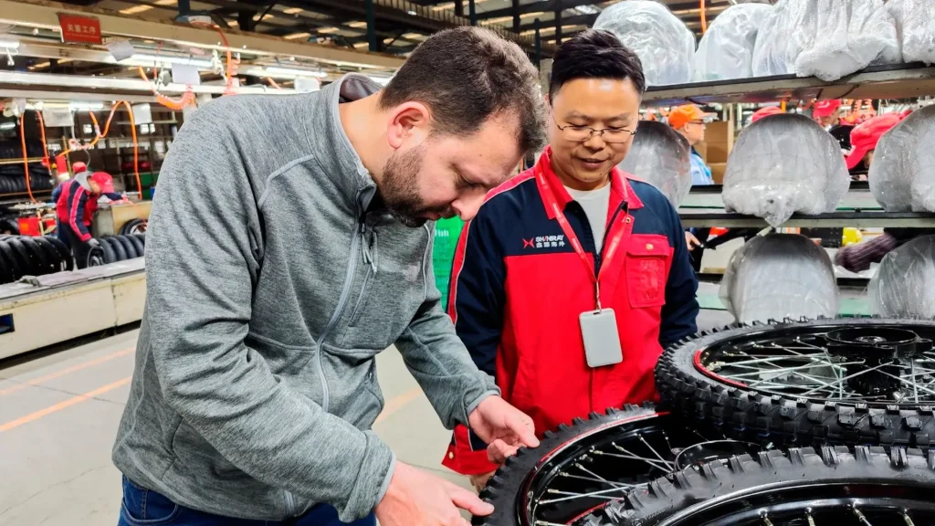 Funcionários brasileiro e chinês trabalhando juntos