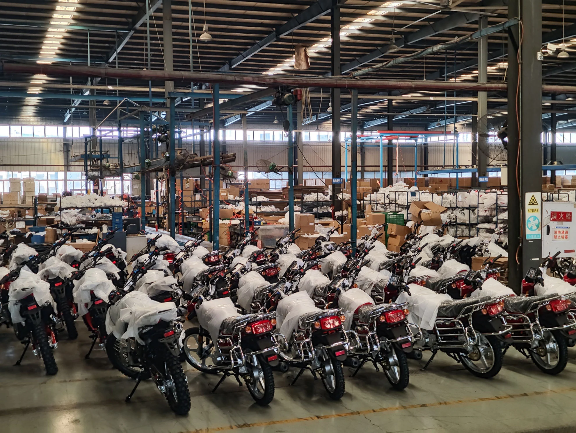 Portfólio de homologação e consultoria automotiva - Galpão com motos em produção