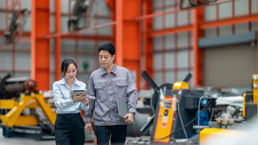 Funcionários dando passo a passo colaborativo no plano de processamento de metais