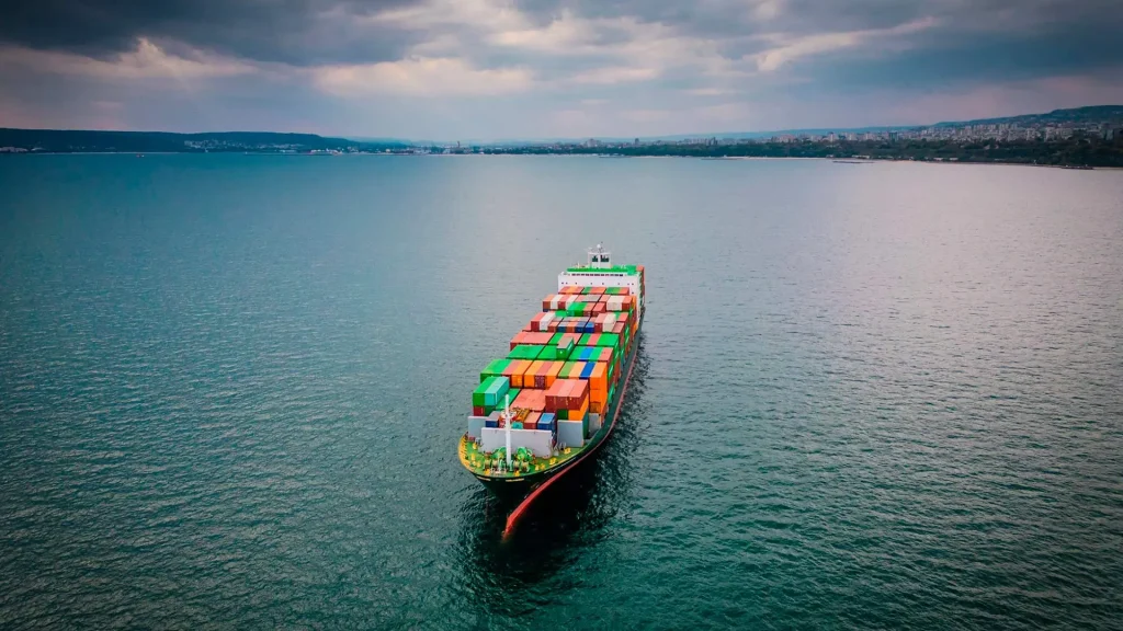 Navio de contêineres carregado no mar vista aérea