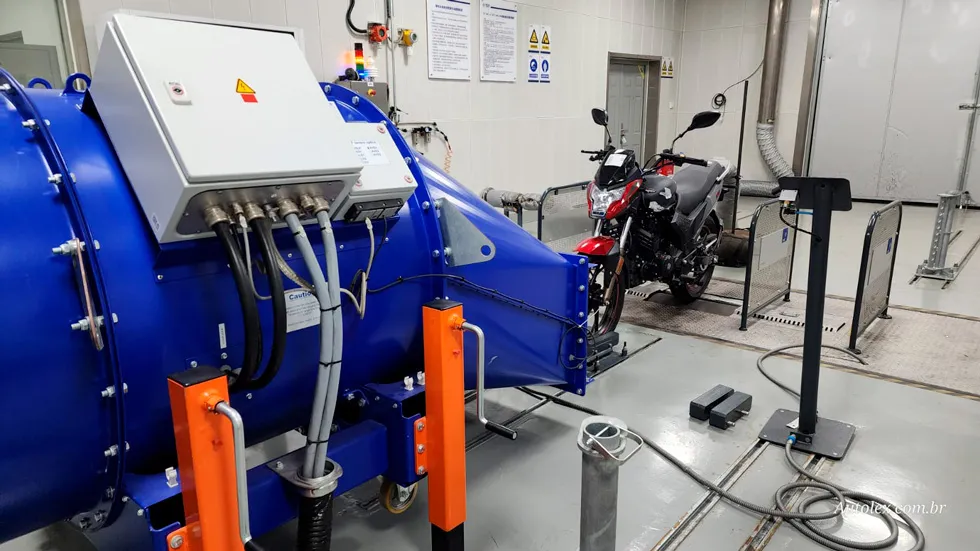 Máquina de homologação veicular para motocicletas