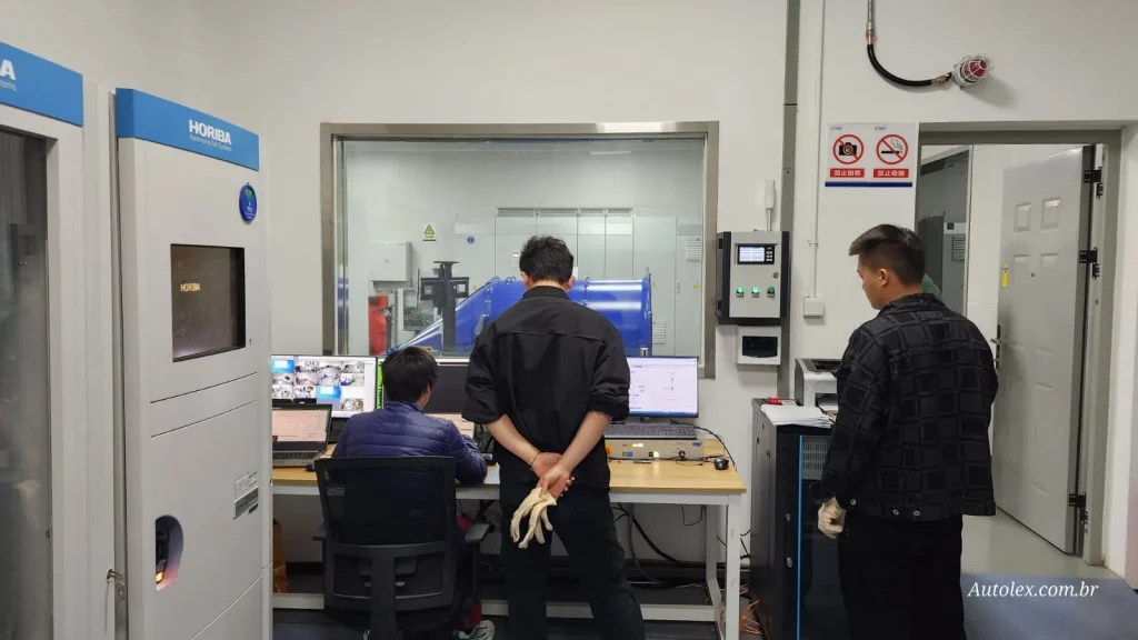 Equipe analisando homologação